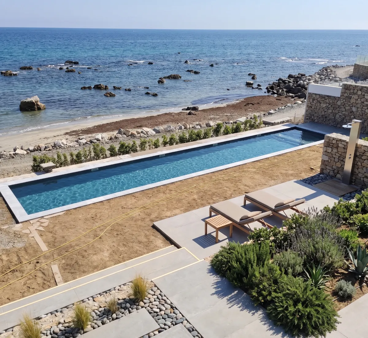 Piscine polyester en couloir de nage au bord de la mer