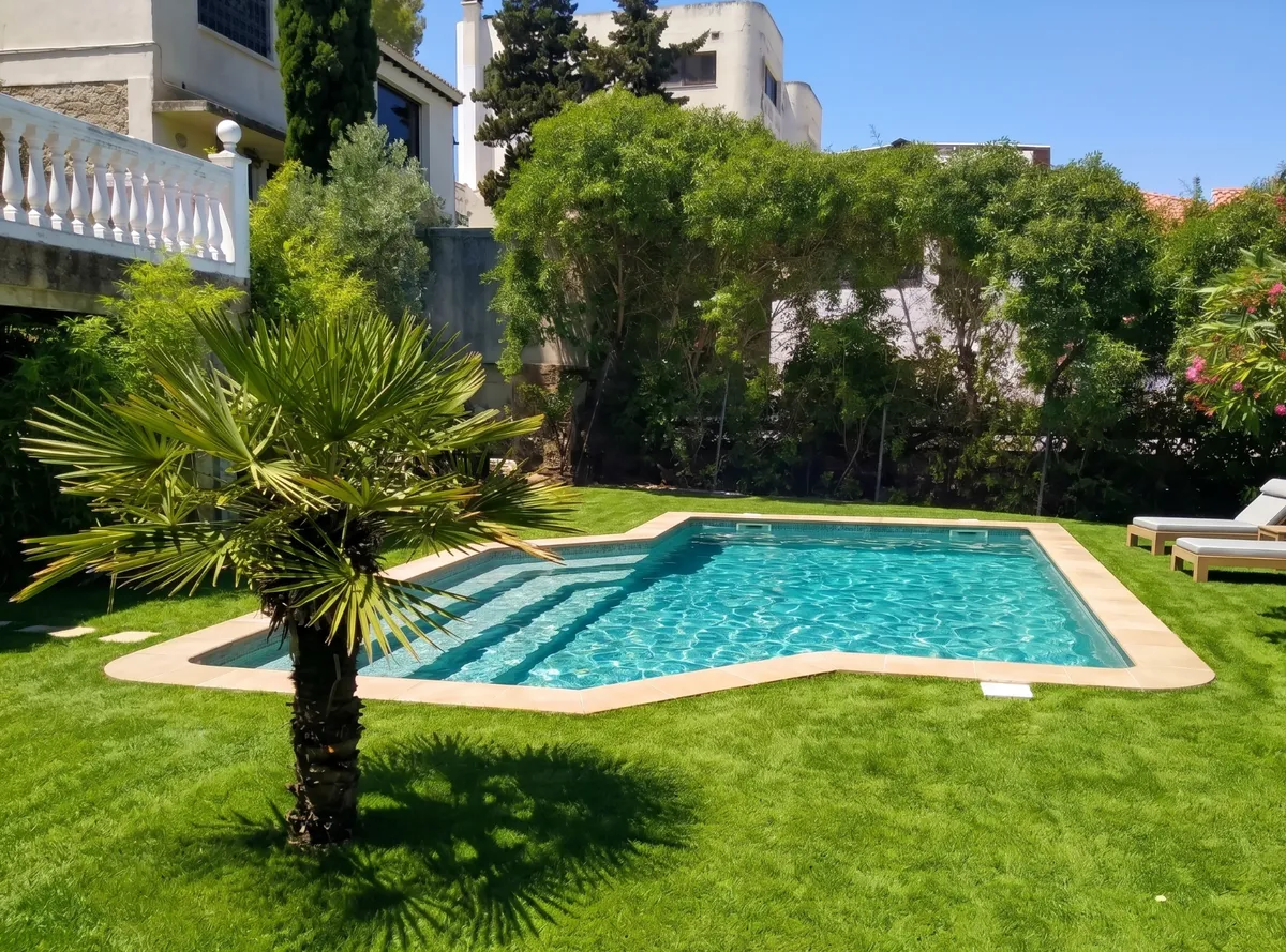 Piscine en polyester sur mesure avec terrasse en pierre, réalisation au Maroc